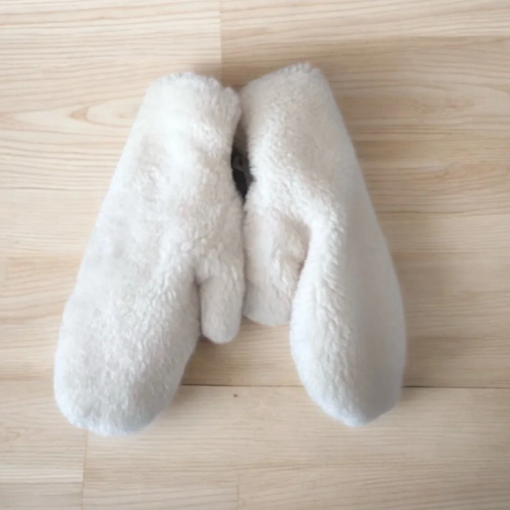 House of Harlow 1960 Ivory Fleece Mittens